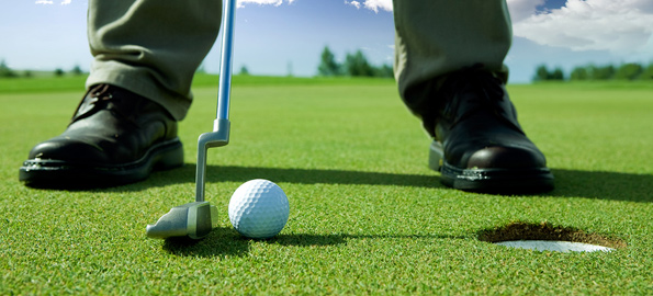 golf-putting-closeup-shoe-ball